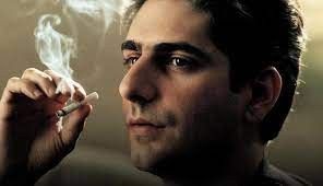 Michael Imperioli röker en cigarett (eller weed)
