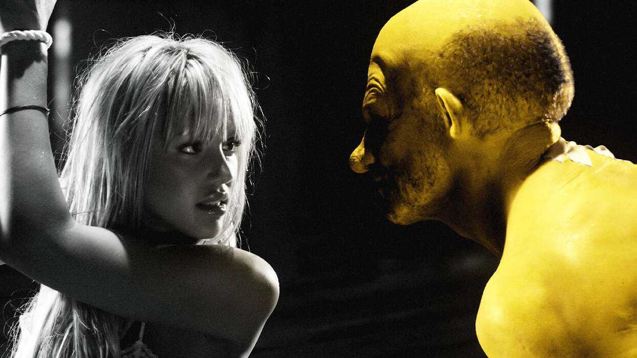 A black-and-white woman looking at a yellow man in Sin City