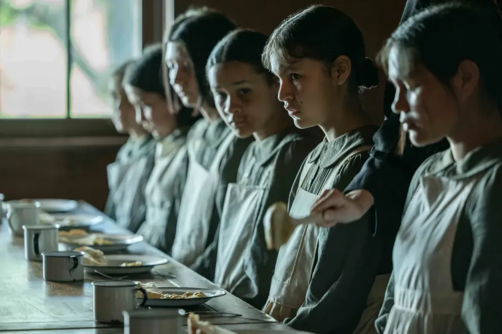 A group of girls eating in 'Reservation Dogs'