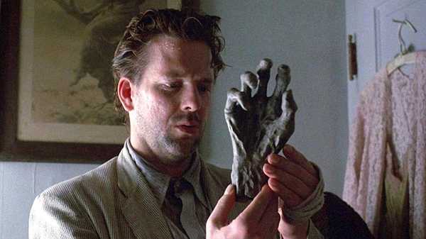 A scene from the 1987 neo-noir horror film Angel Heart, featuring Mickey Rourke as detective Harry Angel.