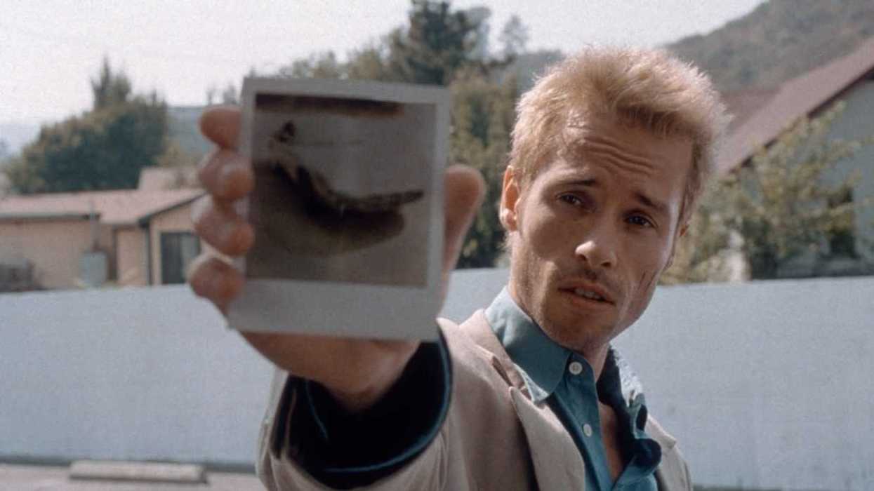 A still from Memento (2000)