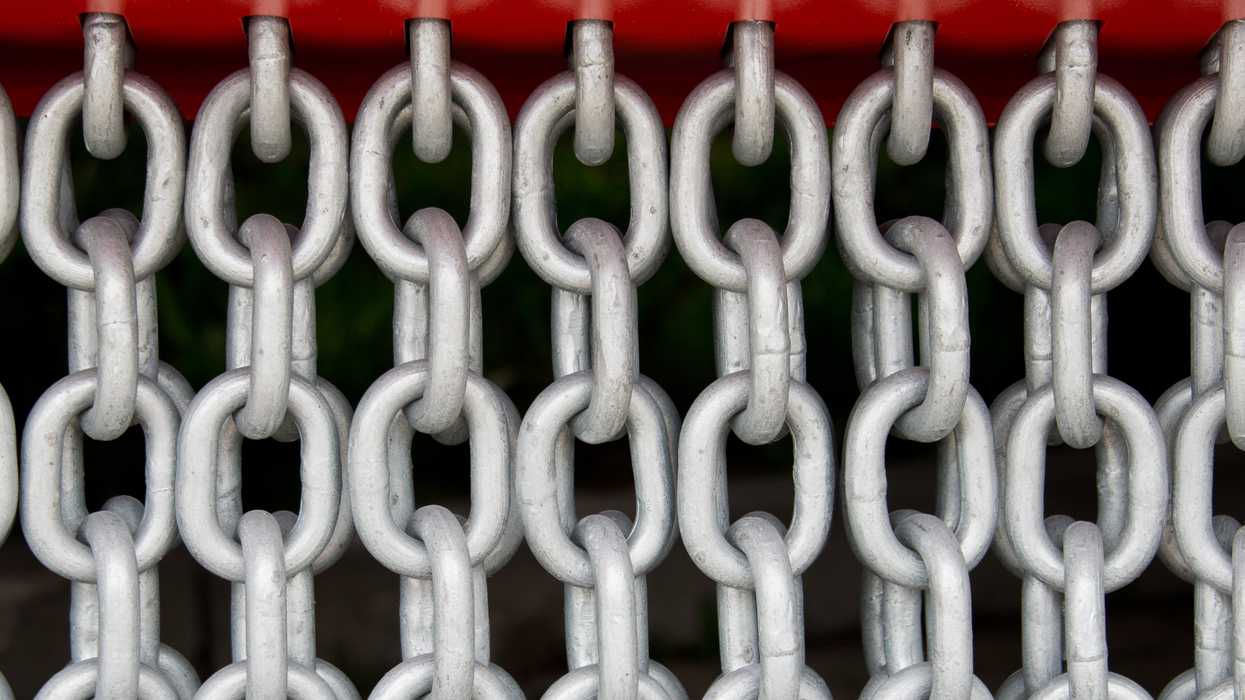 _absolutely_free_photos_original_photos_silver-chains-3600x2400_26303
