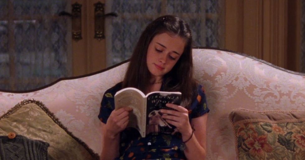 Alexis Bledel as Rory Gilmore reading a book in 'Gilmore Girls'