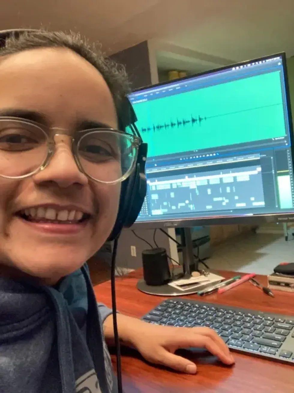 Alma Herrera-Pazmino editiing on a computer