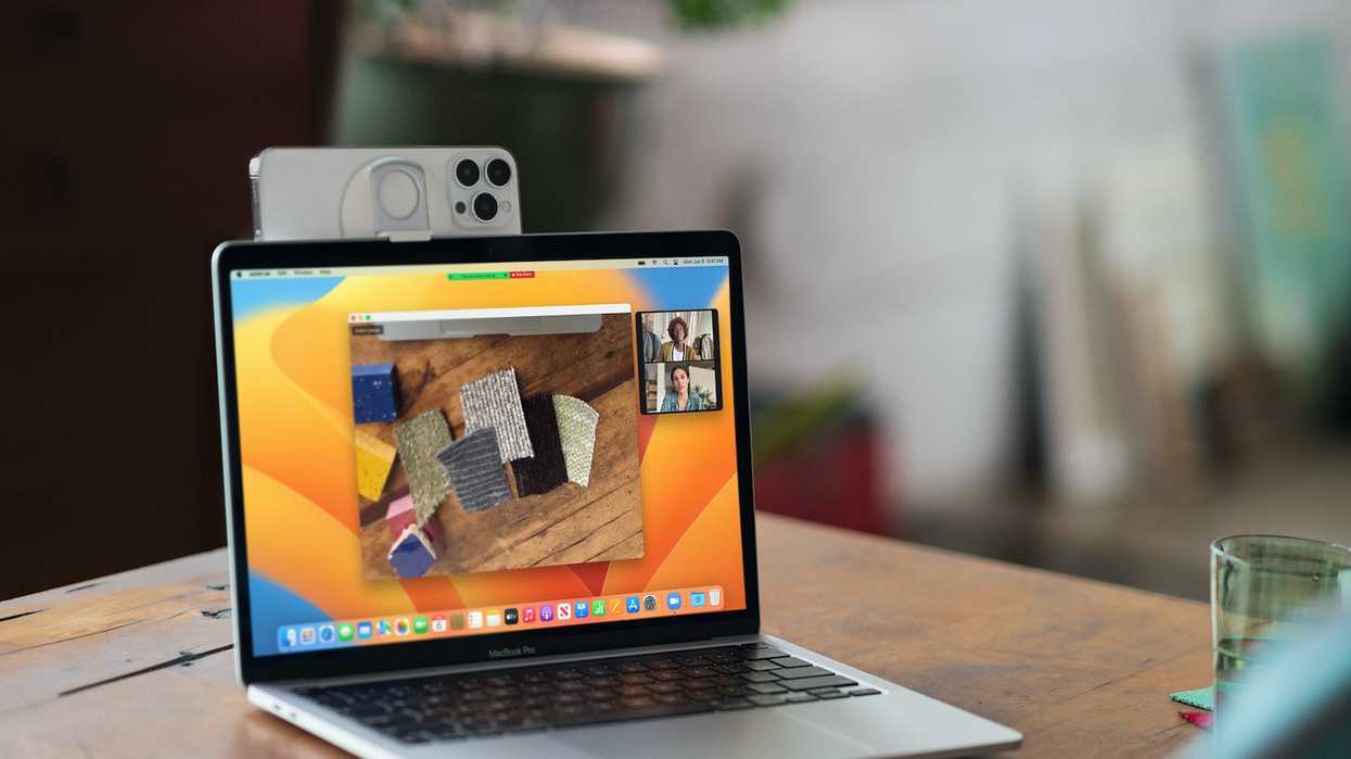 Apple-wwdc22-macos-ventura-continuity-camera-lifestyle-220606