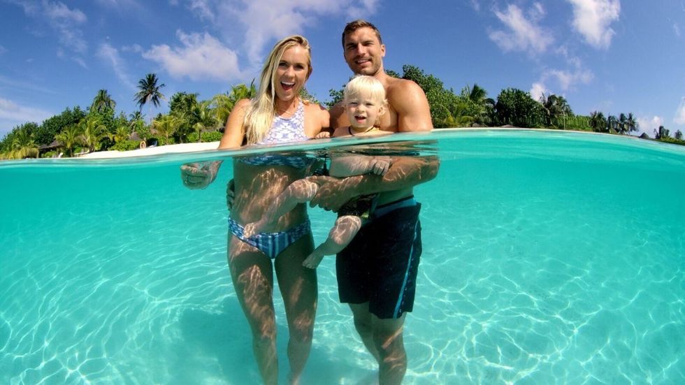 Bethany_hamilton_-_unstoppable_aaron_lieber_01_preview