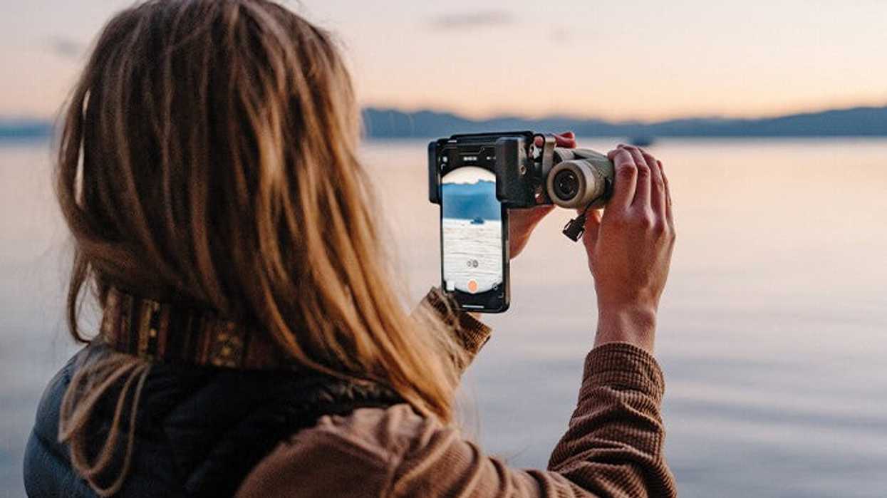 Binoculars smartphone adapter