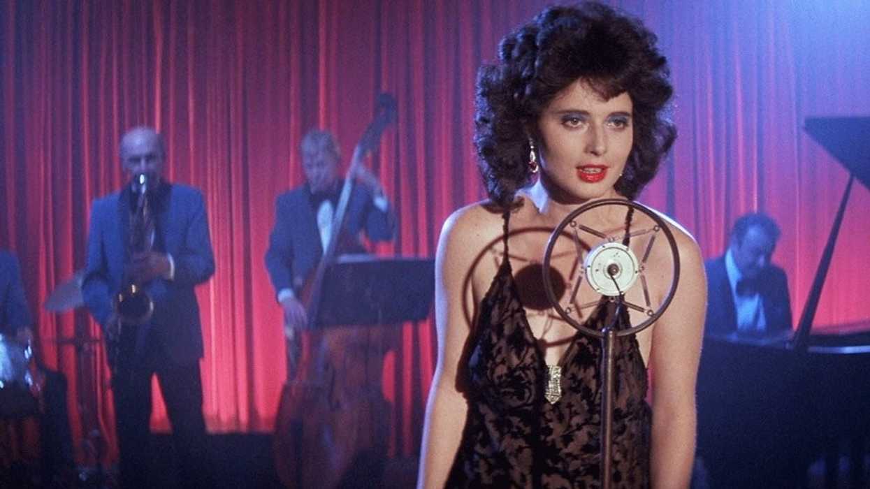 Blue-velvet-1986-003-isabella-rossellini-singing-on-stage-original