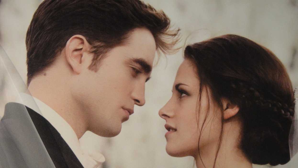 Breaking-dawn-wedding-stills-edward-and-bella-26606809-2560-1922