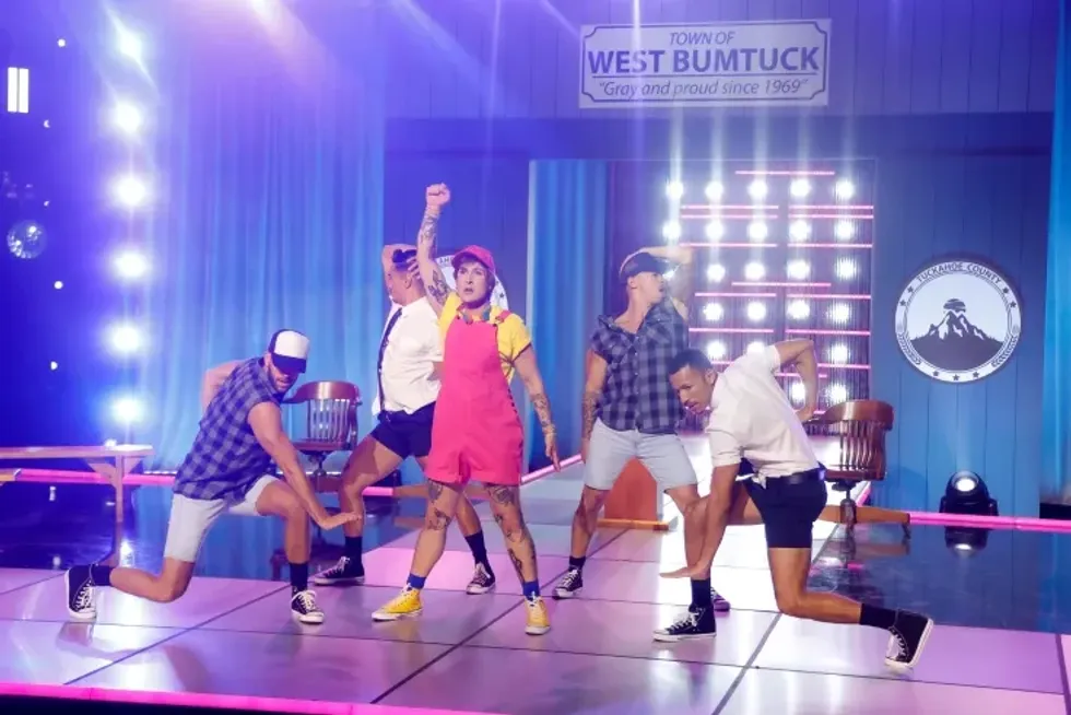 Cast of drag queens preforming 'Wigloose: The Rusical!'