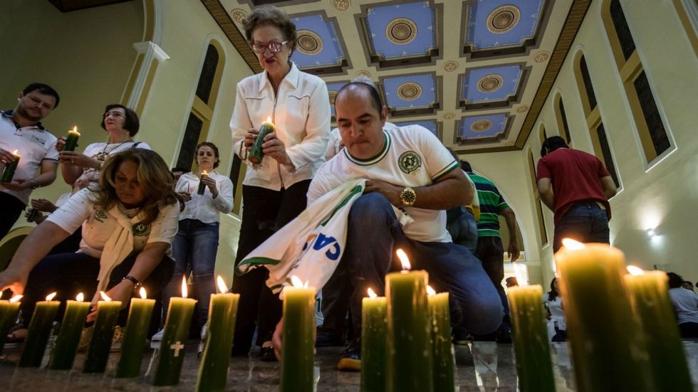 Chapecoense-fans-vigil-jpg_1q4rzf933fpru14uexs32poqnn