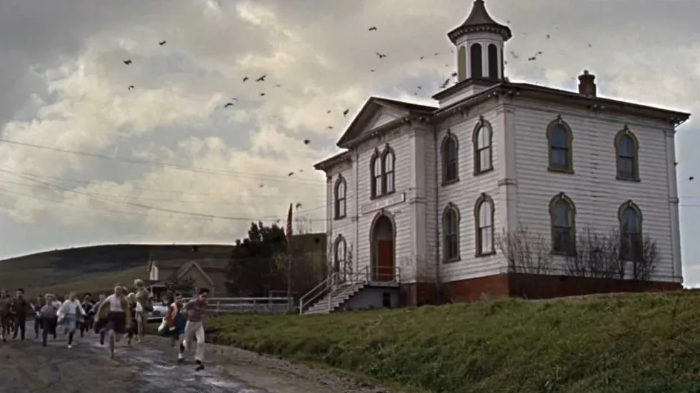 Children running away from the schoolhouse in The Birds