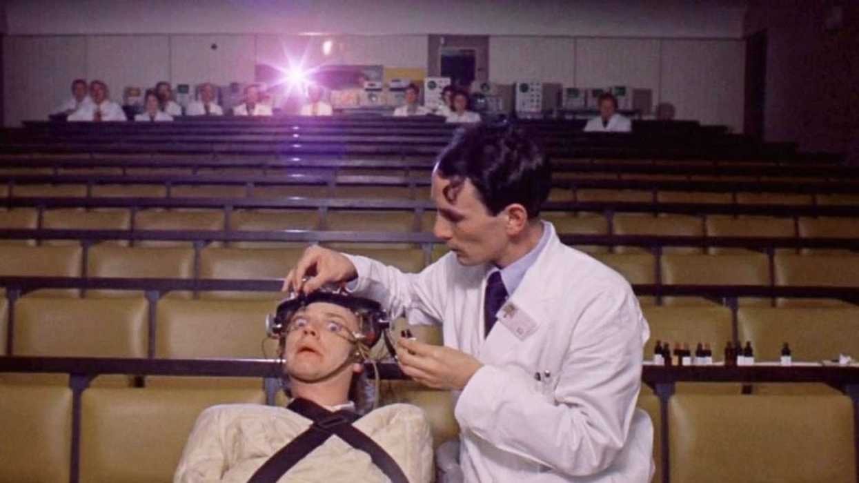 Clockwork-orange-a-1971-031-malcolm-mcdowell-eye-drops-in-opera-house