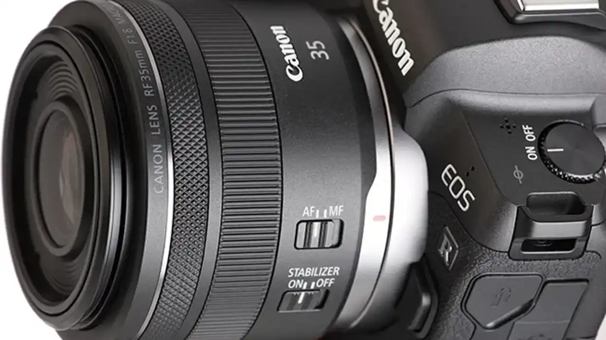 Close up of a macros lens on a black canon camera