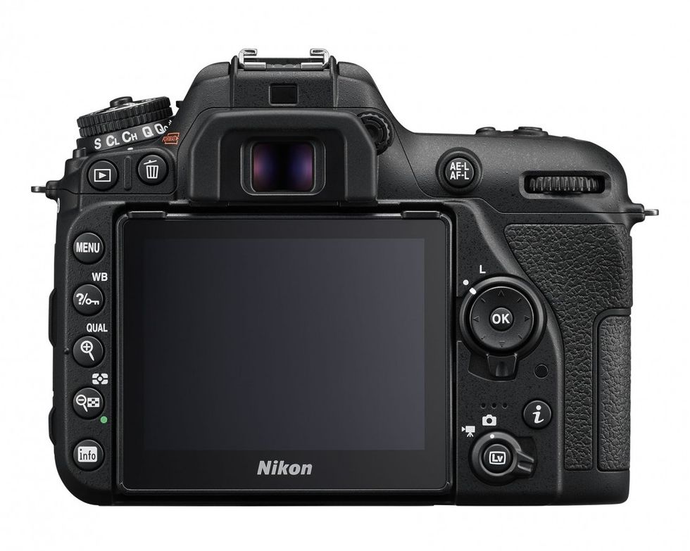 D7500_back