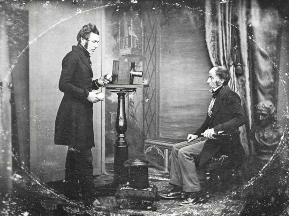 Daguerreotype_photographer_at_work