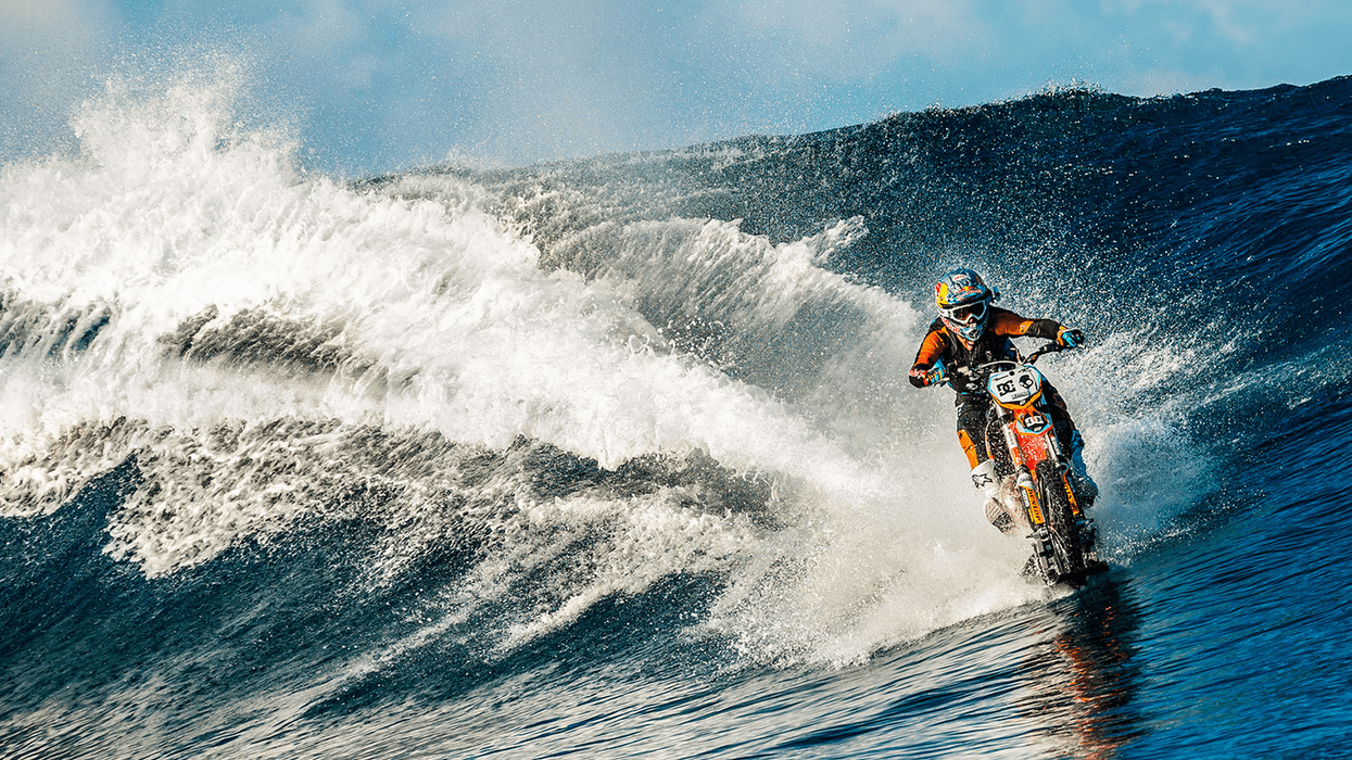 Dirtbike_ride_on_ocean_wave