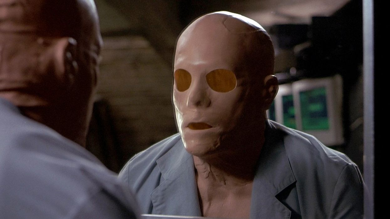 Dr. Sebastian Caine, played by Kevin Bacon, looking in a mirror with no eyes in 'Hollow Man'