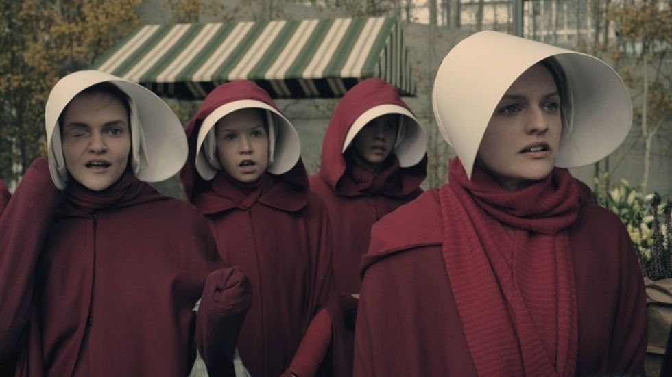 Elisabeth_moss_in_the_handmaids_tale