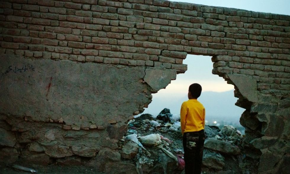 Framebyframe_lookingout_01
