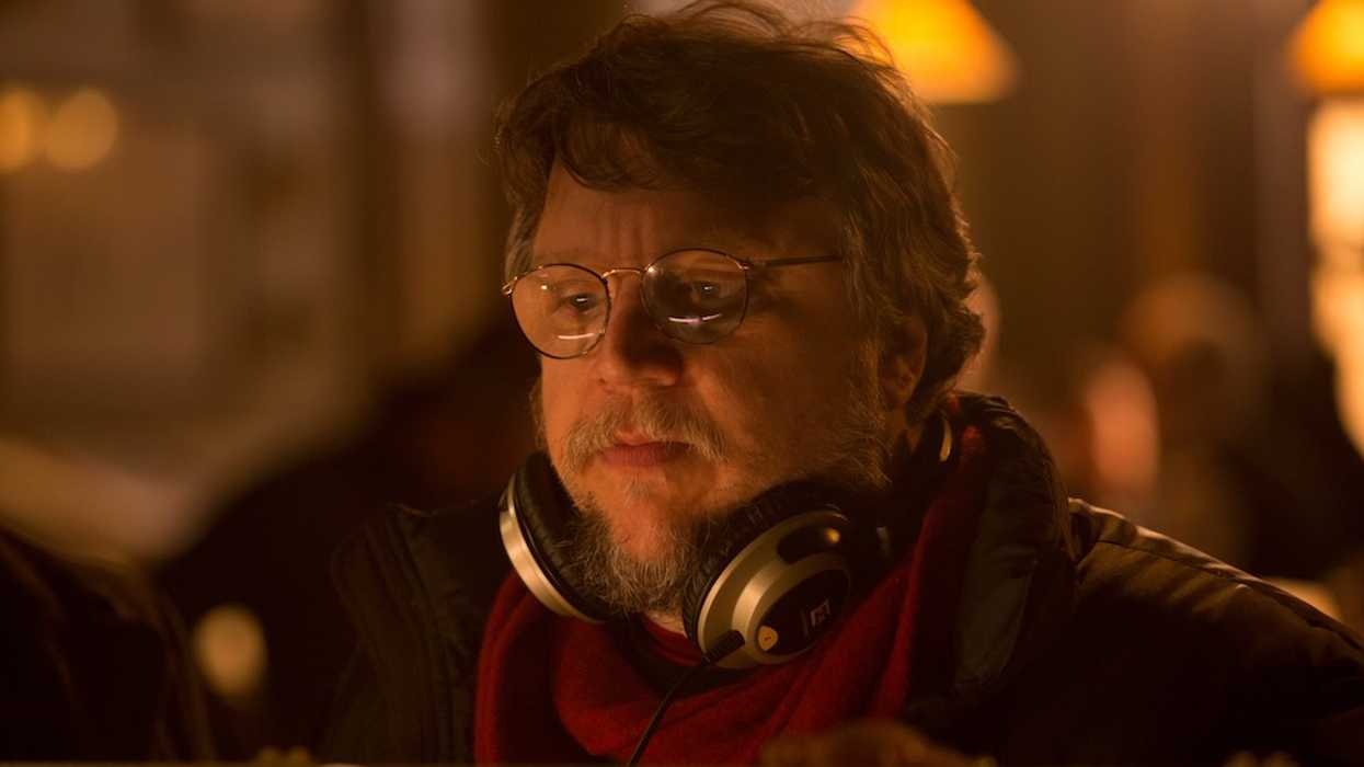 Guillermo_del_toro_behind_the_scenes_0