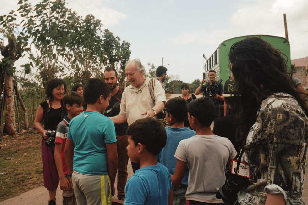Herzog_talking_to_kids_in_cuba