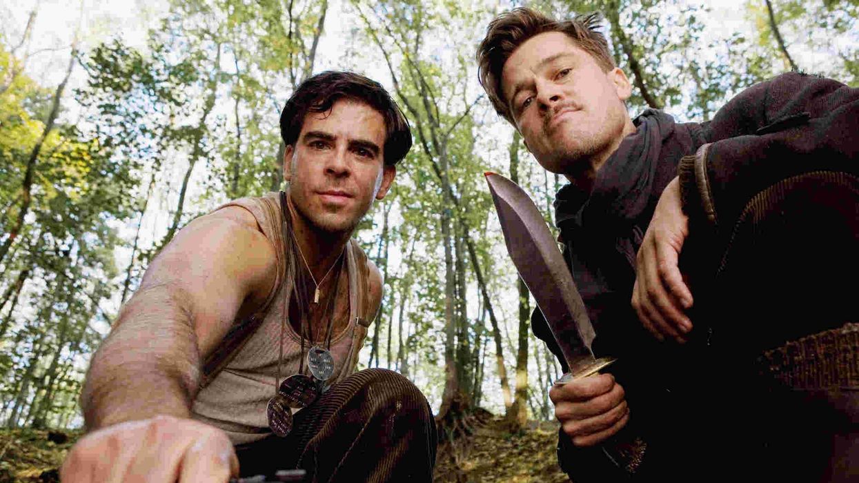 Inglourious_basterds_behind_the_scenes_eli_roth_with_a_gun_and_brad_pitt_with_his_knife