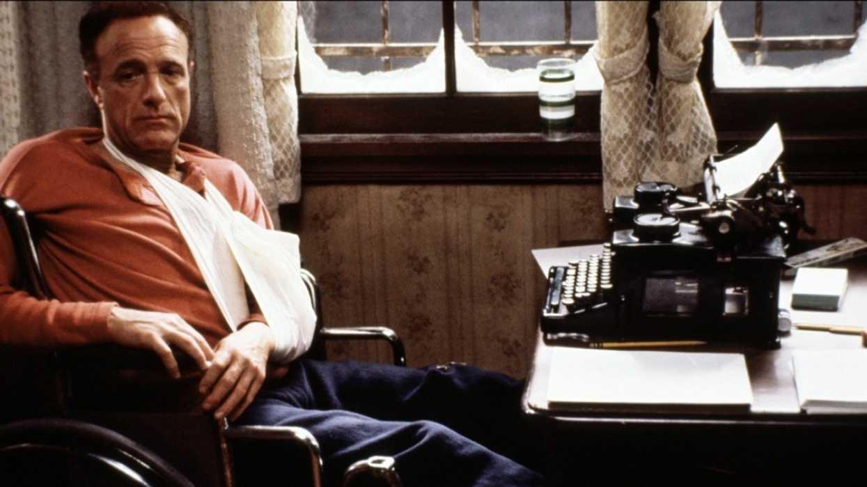 James Caan as Paul Sheldon in a wheelchair infront of a typewriter