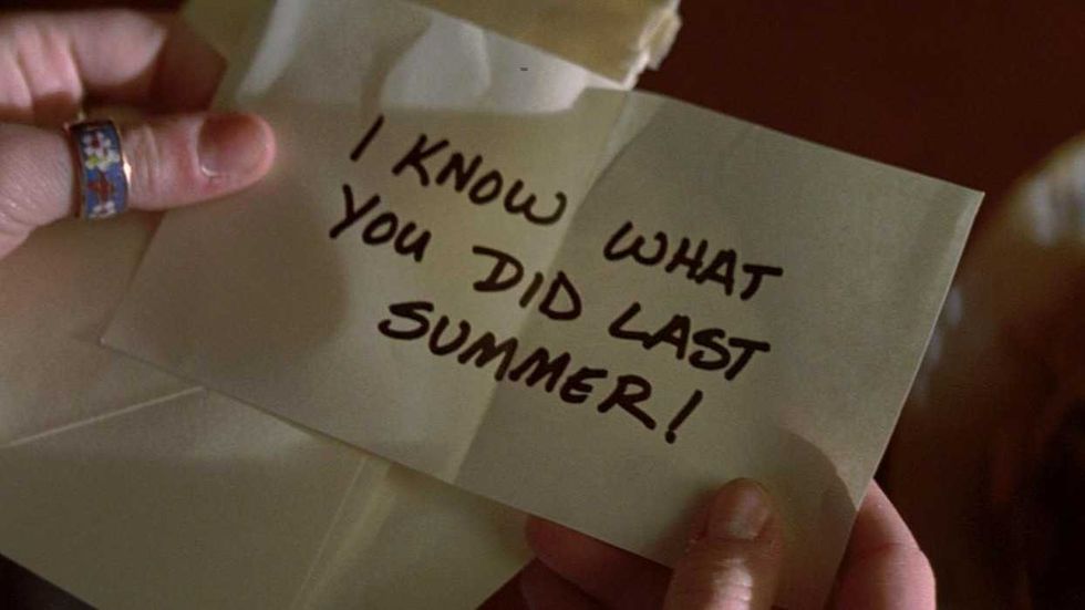 Jennifer Love Hewitt as Julie James holding her note in I Know What You Did Last Summer 1997