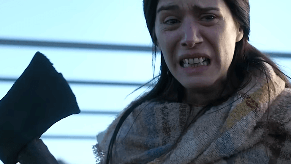 Jimena Ruiz (played by Desir\u00e9e Salgueiro) holding an axe in the 2023 Argentine horror film When Evil Lurks