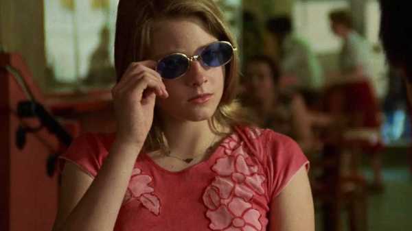 Jodie Foster adjusting her sunglasses in Taxi Driver