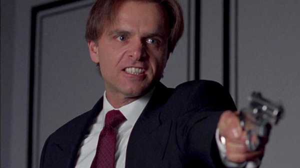 Joe Pantoliano angrily pointing a gun in Bound