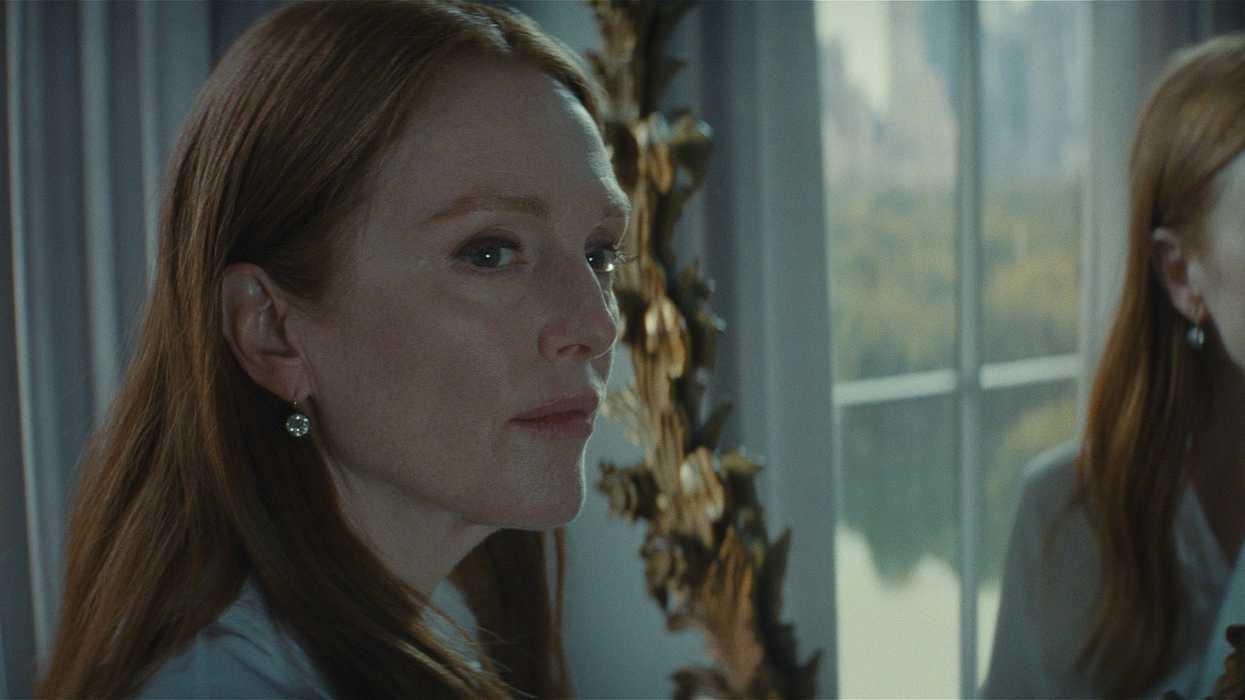Julianne Moore standing in front of a mirror in 'Sharper'