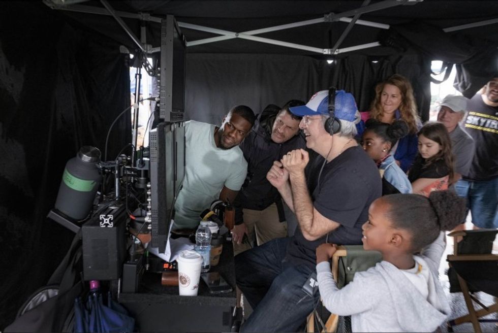 Kevin_hart_reviewing_the_monitor_on_set_of_fatherhood