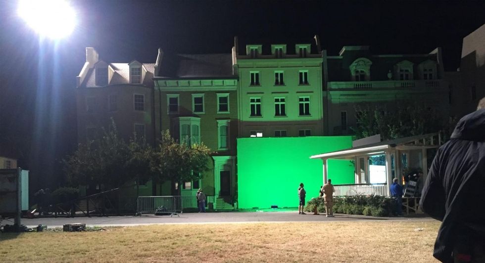 Light_study_cineo_hs2_08_bts_the_babysitter_green_screen_cineo