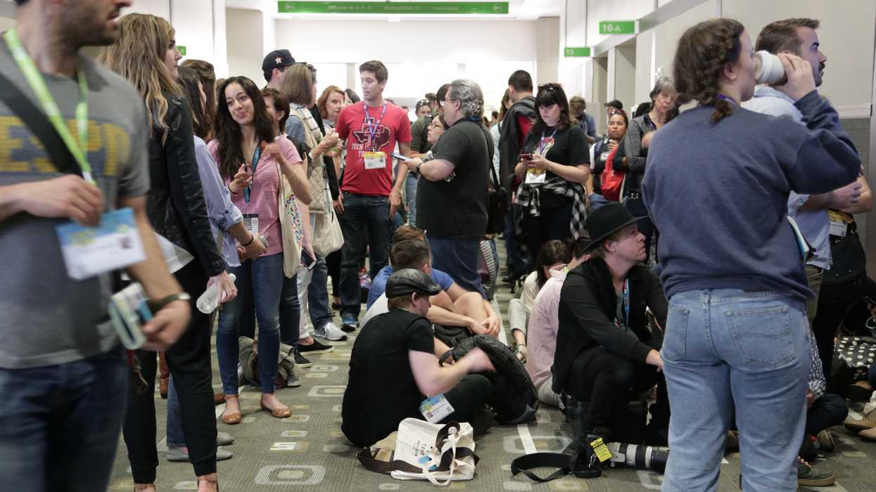 Line_outside_jake_gyllenhal_panel