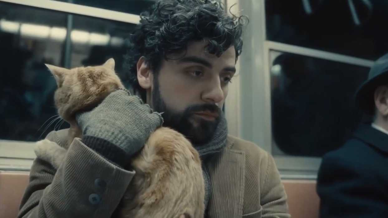 Llewyn-davis-holding-a-cat