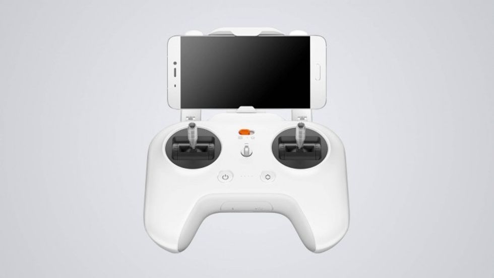 Mi_drone_controller_and_iphone