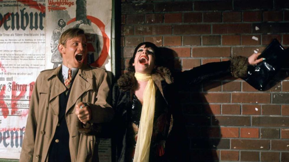 Michael York and Liza Minnelli singing in an alley in Cabaret
