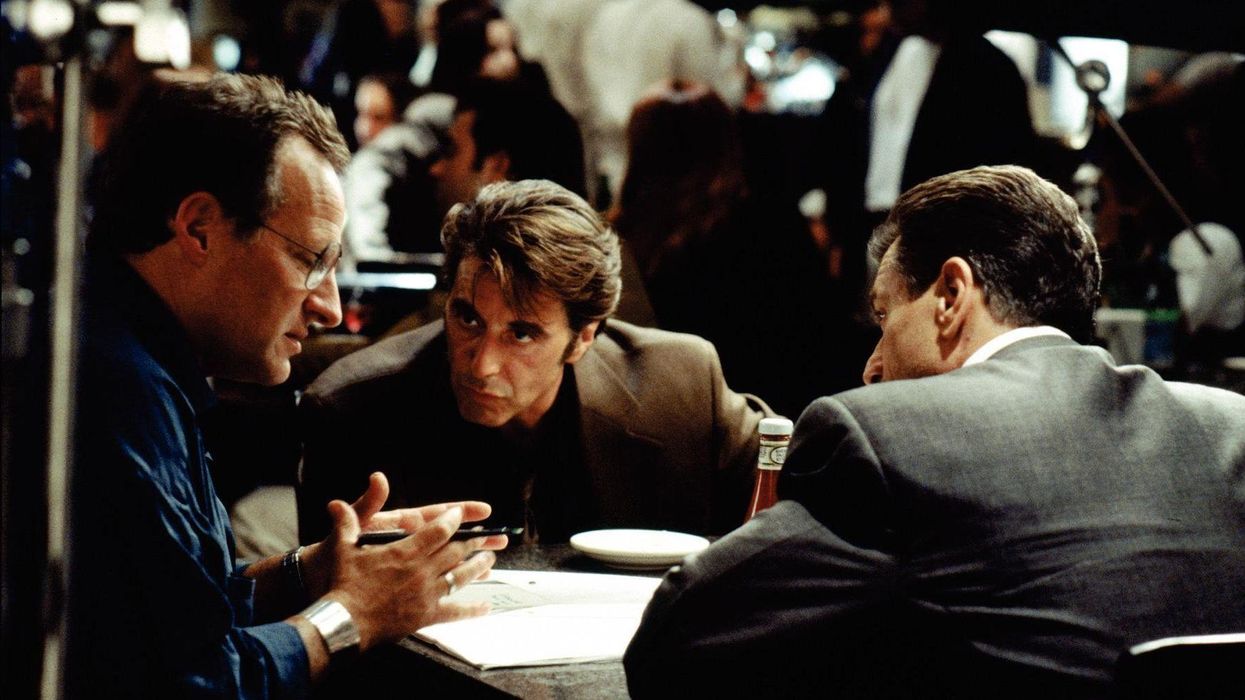 Micheal Mann talking to two actors at a resturant table in 'Heat'