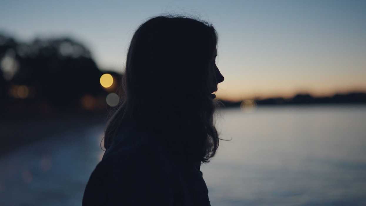 Millie_van_kol_as_sierra_walking_into_the_ocean