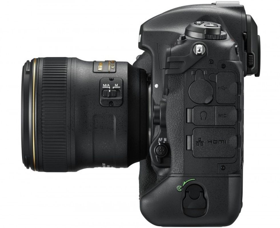 Nikon D5 Side