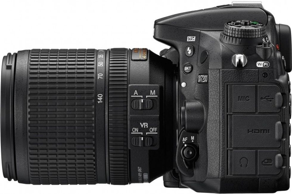 Nikon D7200 Side