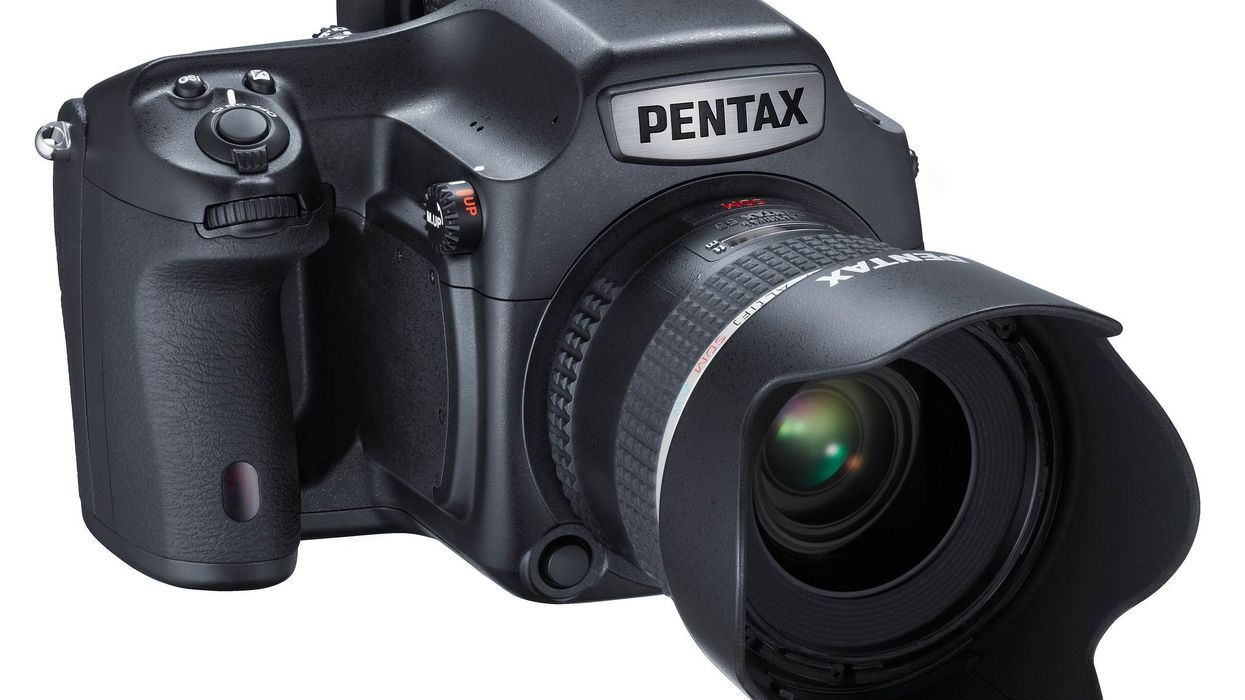 Pentax-645z-front-with-lens