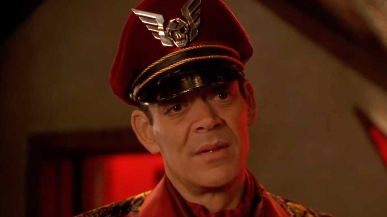 Raúl Juliá in a still from ‘Street Fighter’ (1994)