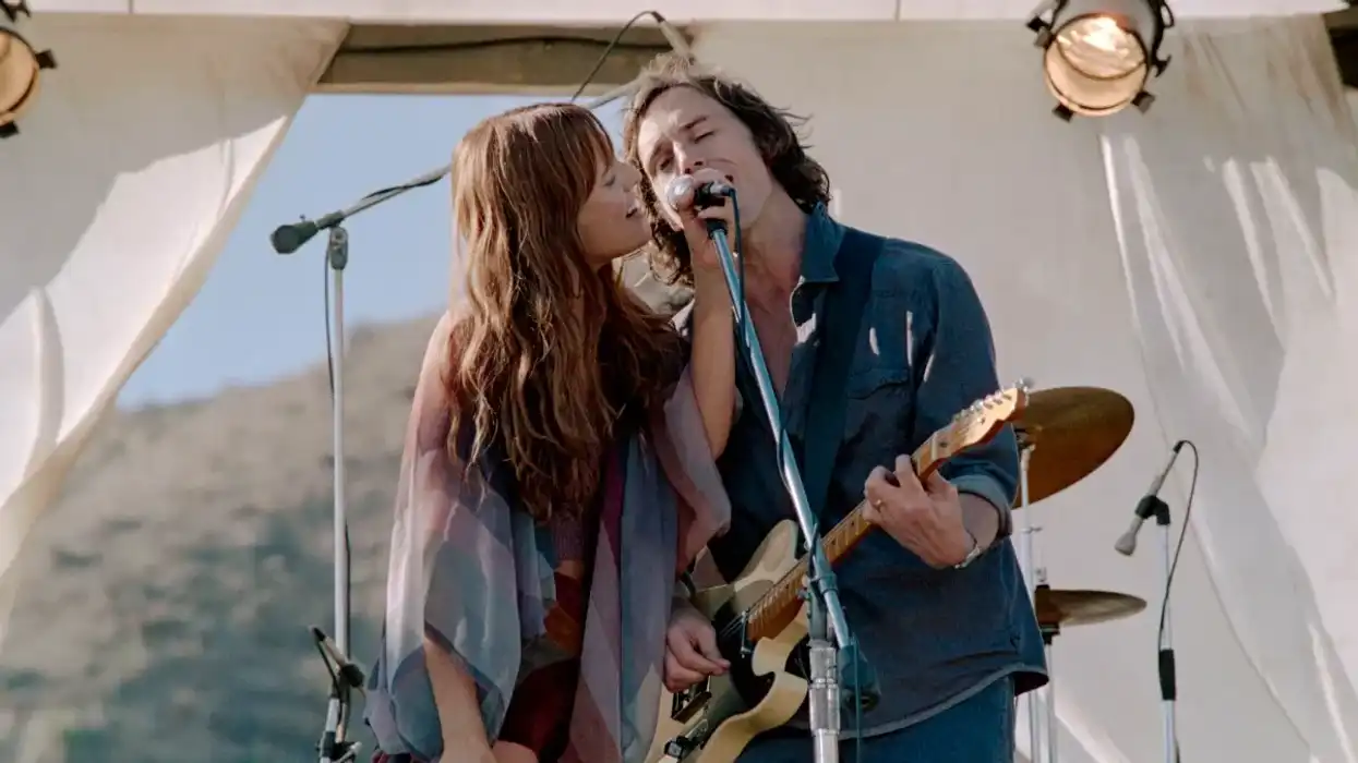 Riley Keogh as Daisy Jones and Sam Claflin as Billy Dunne singing in 'Daisy Jones & the Six'