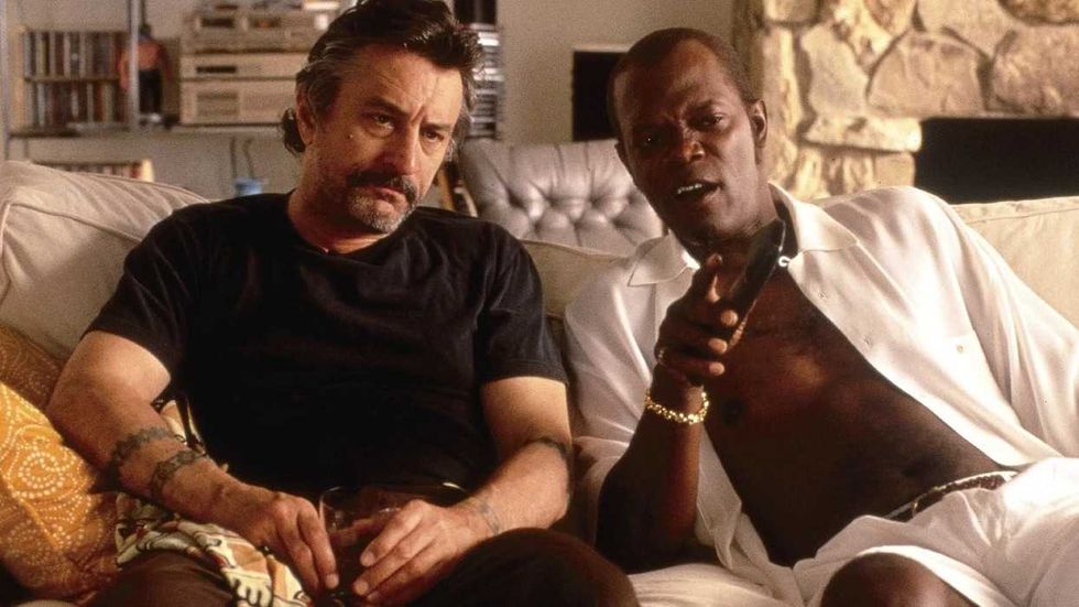 Robert De Niro and Samuel L. Jackson sitting on a couch together in Jackie Brown