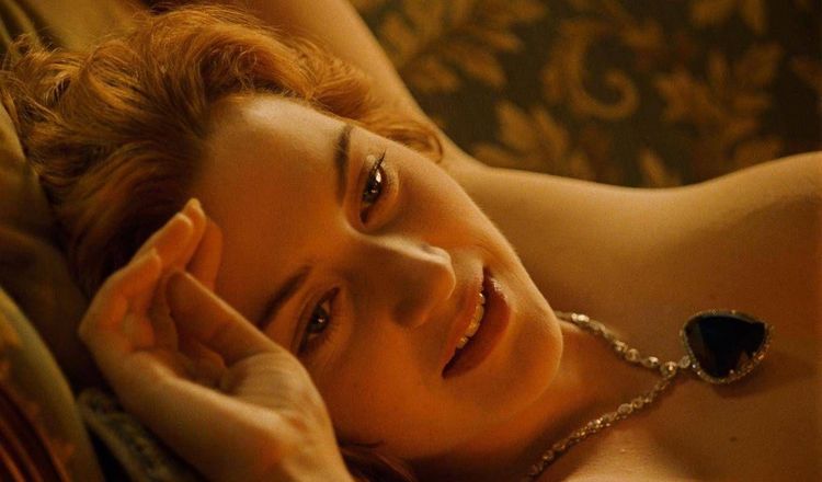 Rose, interpretata da Kate Winslet, posa con il cuore dell'oceano in "Titanic"