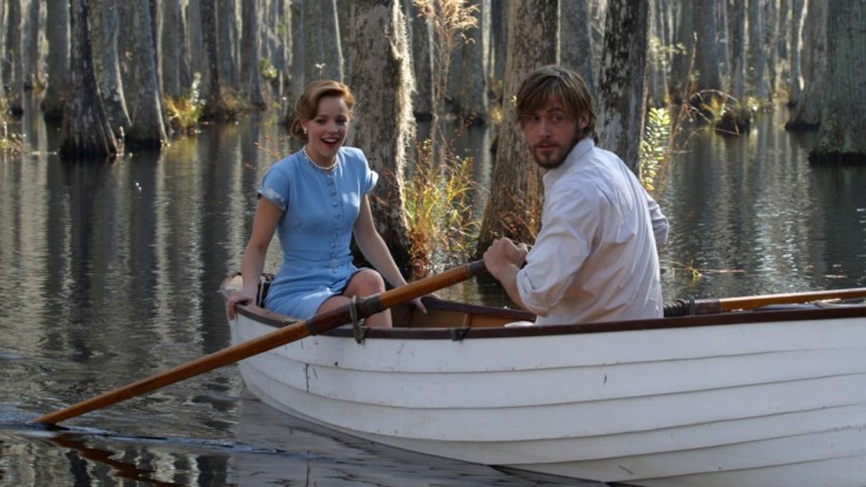 Ryan Gosling nel ruolo di Noah e Rachel McAdams nel ruolo di Allison su una barca a remi in 'The Notebook'
