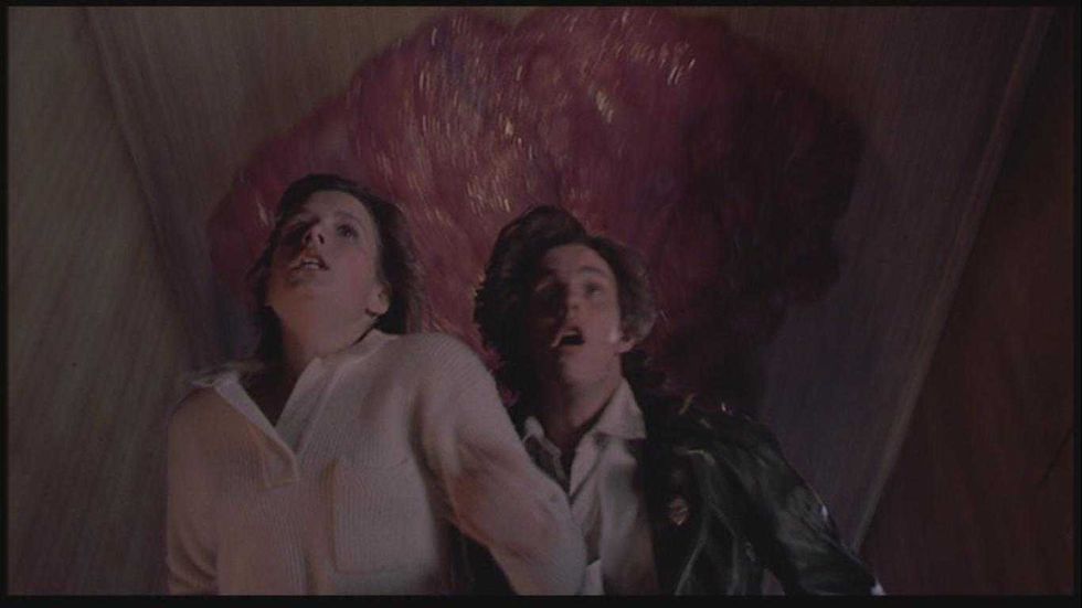 Shawnee Smith (as Meg Penny) and Kevin Dillon (as Brian Flagg) from the sci-fi horror film The Blob